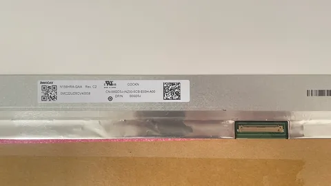 N156HRA-GAA model label and 40-pin eDP connector close-up